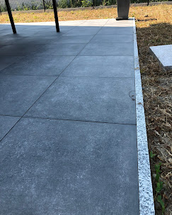 Dallage gris foncé extérieur finitions soignées
