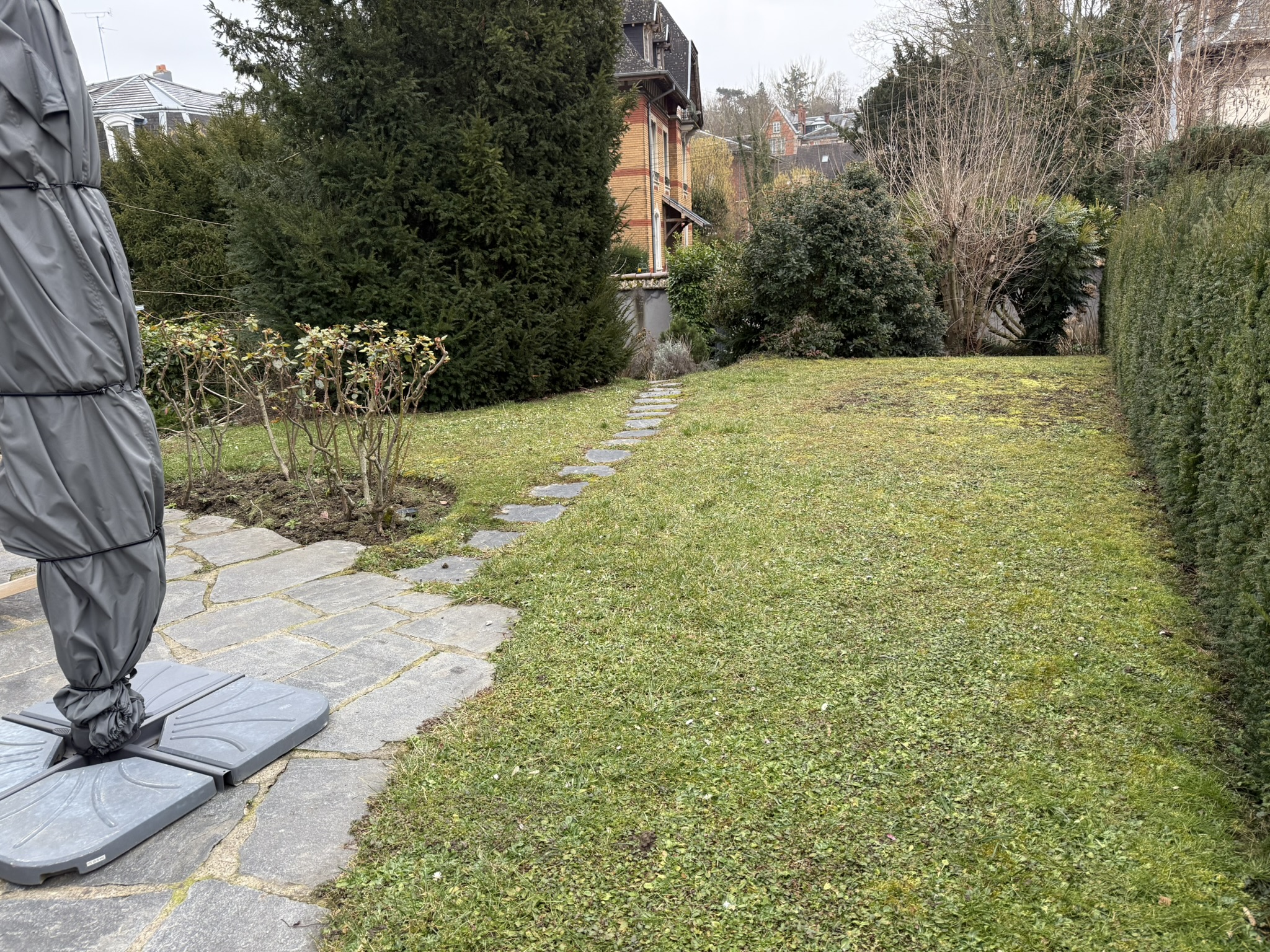 Jardin avec pas japonais en pierre et pelouse