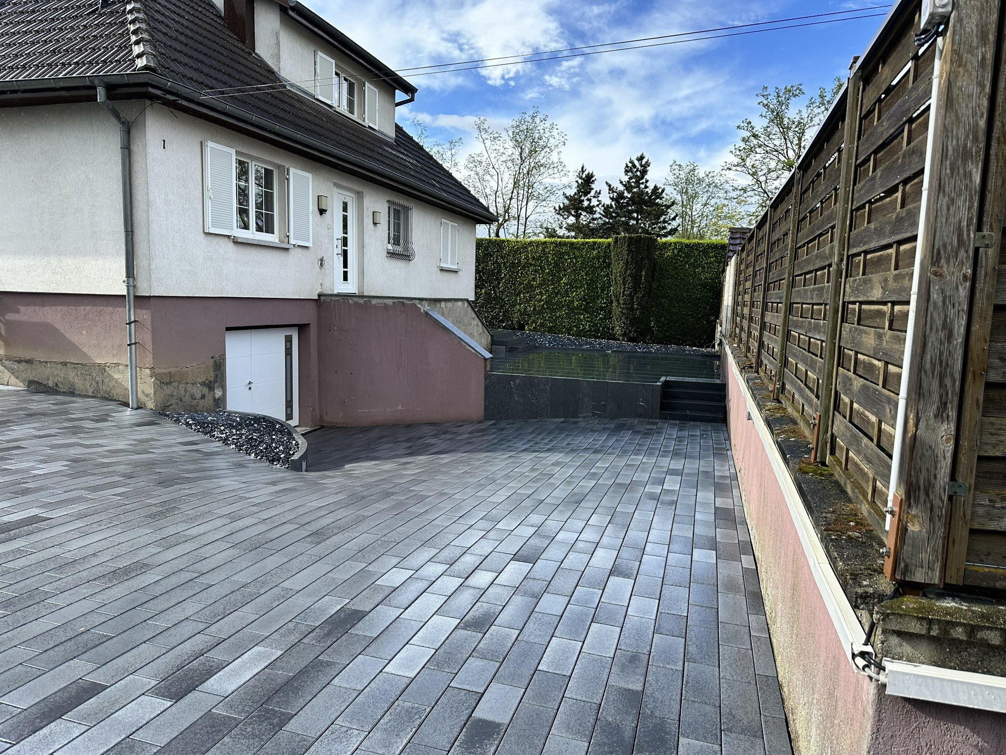 Pavage gris foncé allée latérale maison Haut-Rhin