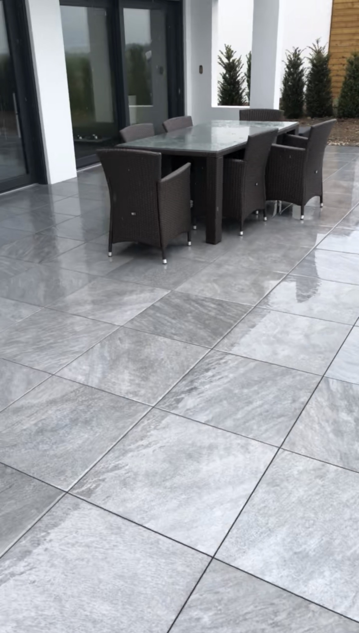 Terrasse en dallage gris avec finitions soignées Haut-Rhin